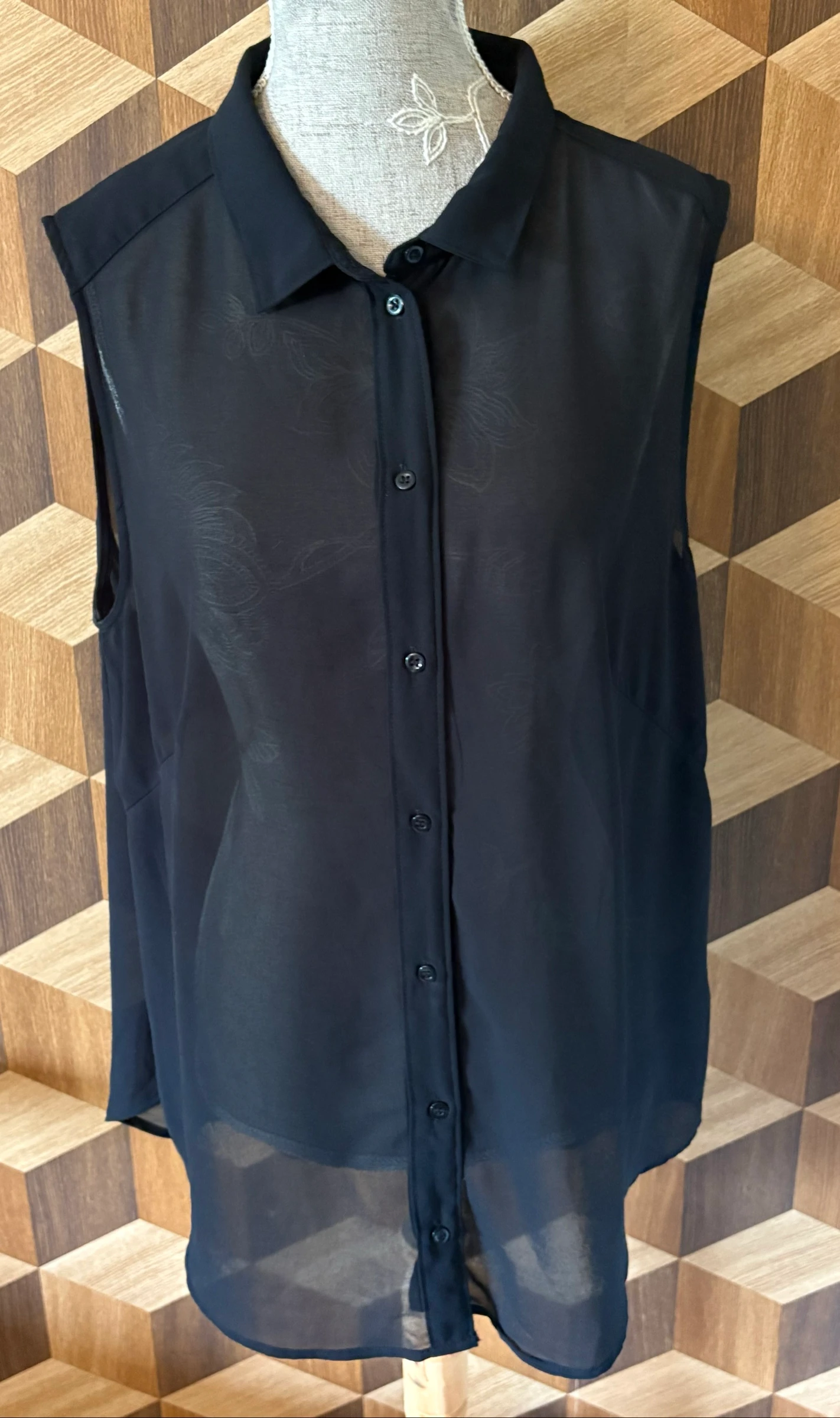 Blouse noire sans manches 